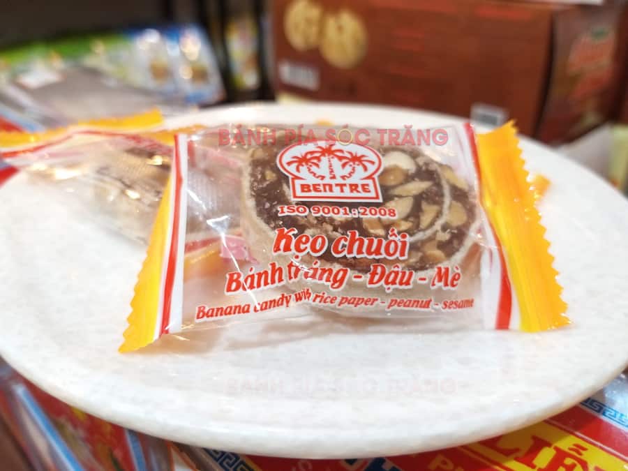 Kẹo chuối cuộn bánh tráng Bến Tre